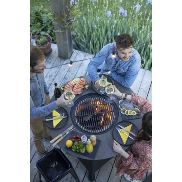 Convivialite autour de la table haute industrielle barbecue brasero MAGMA HIGH BOIS de VULX