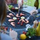 Cuisson de crustaces et de legumes sur la grille de barbecue du mange debout MAGMA HIGH BOIS de VULX