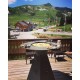 Terrasse de restaurant avec Mange debout 3 en 1 Brasero table barbecue au gaz MAGMA de VULX