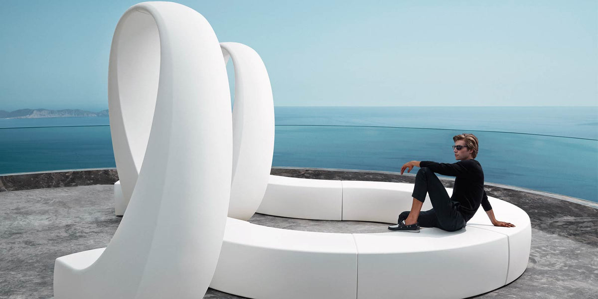 Banc sculptural créé avec les modules And et And Banco par Vondom