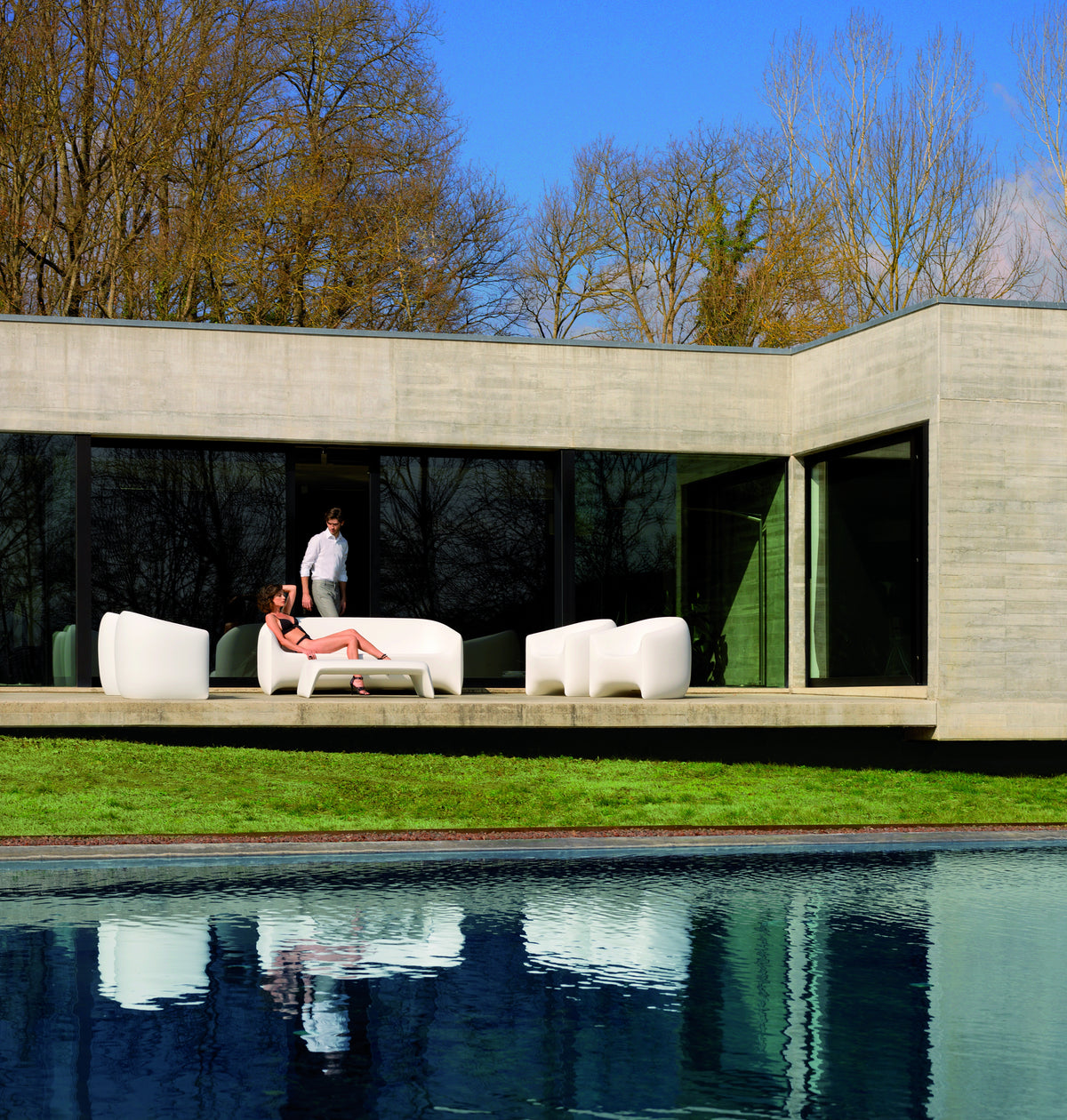 Collection Blow de Vondom en Bord de Piscine Table Fauteuil Canape