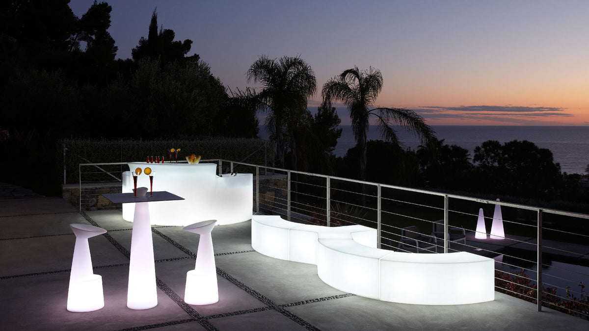 En arriere plan, 1 BREAK Bar et 2 ICE Bar Lumineux. Mobilier Outdoor de qualite europeenne