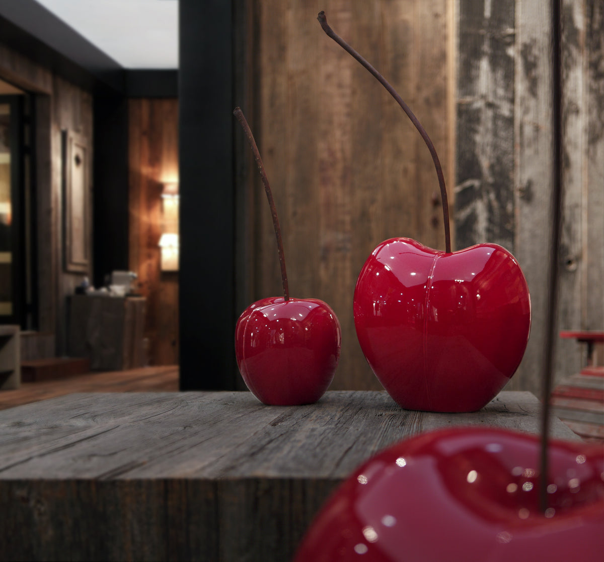 Cerise Rouge Vernis Brillant Sculpture Geante Bull & Stein Lisa Pappon