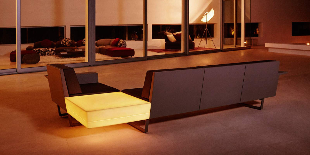 Vue arrière du Canapé d'angle Flat Corner avec table lumineuse (en option)
