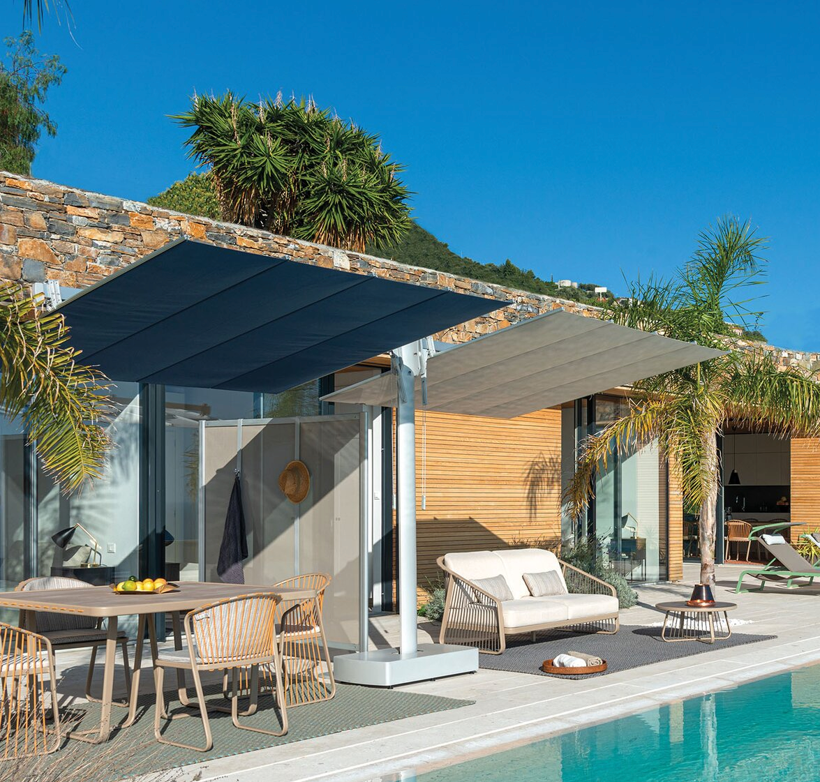 Parasol Flexy Twin, deux panneaux au-dessus d'une terrasse de piscine (test PNG)