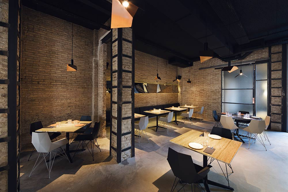 Chaises à accoudoirs inox Faz ideales pour restaurant design 