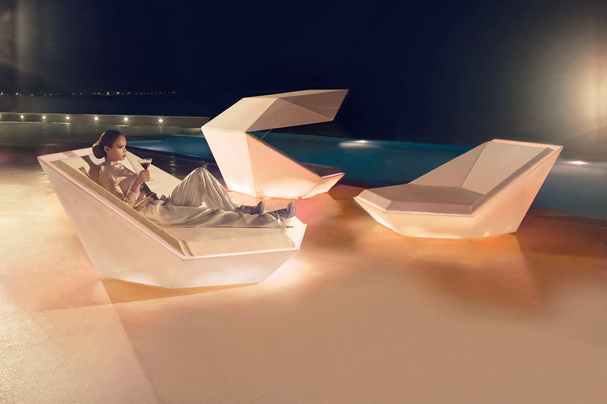 Bains de Soleil Lumineux Faz Daybed autour de la piscine d'un hôtel