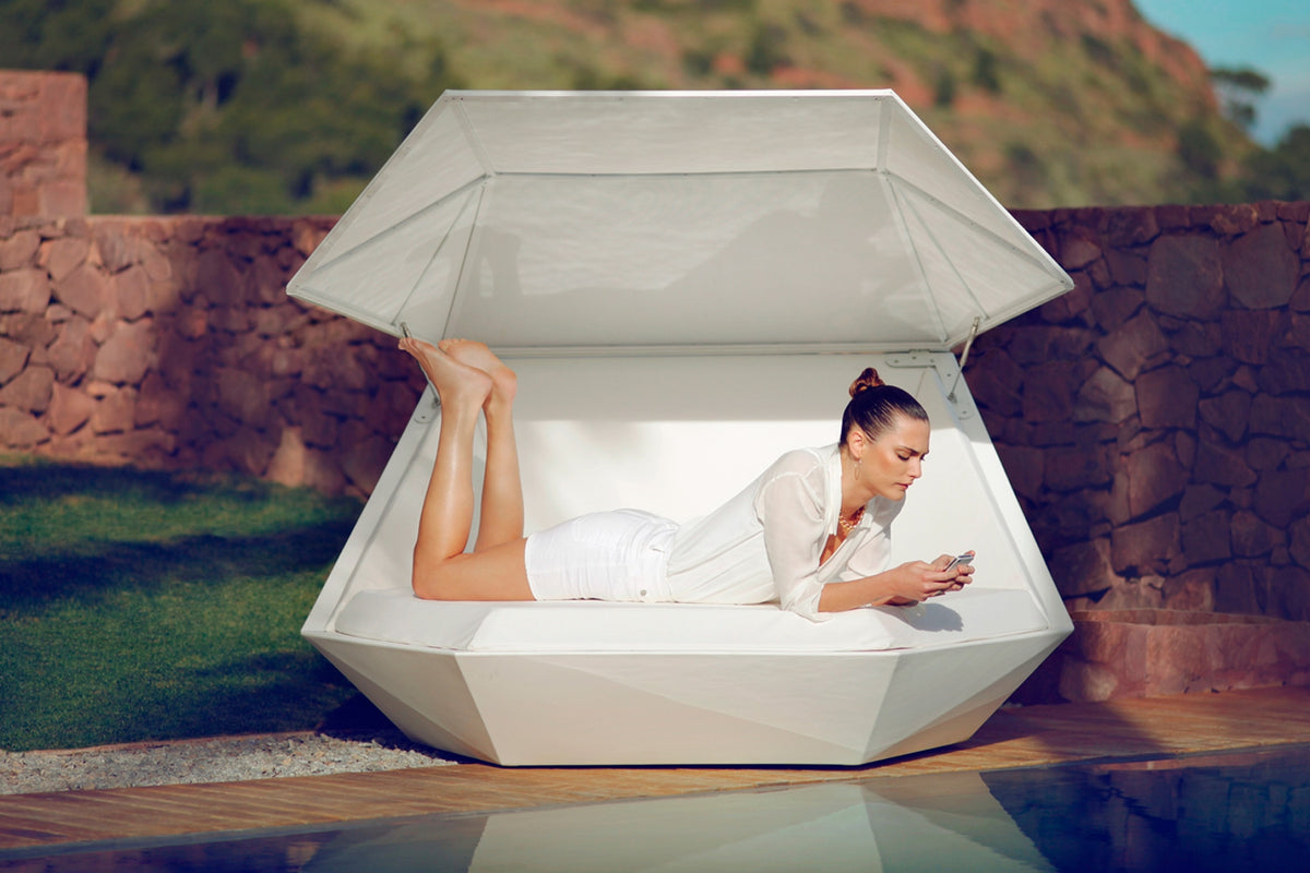 Moment détente sur le Transat XL Laqué avec Parasol Faz Daybed par Vondom