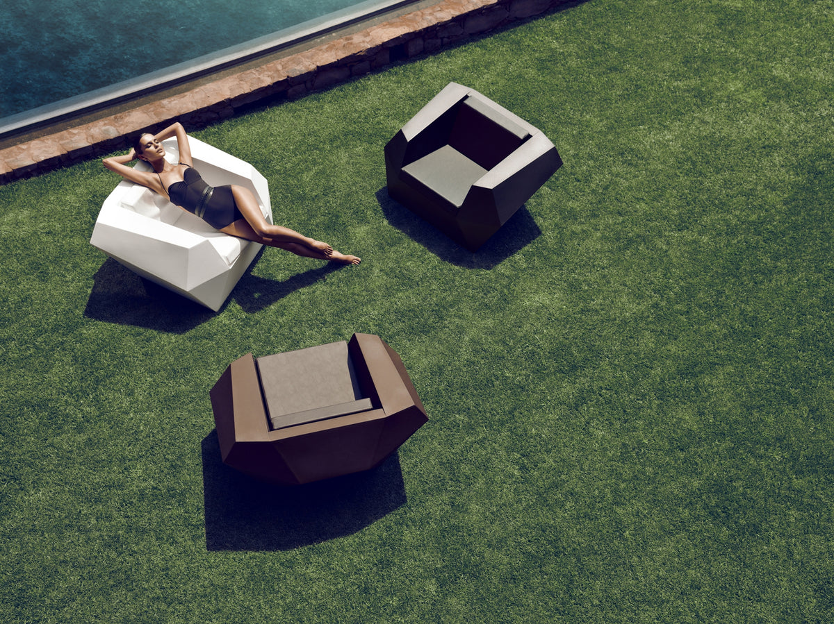 Fauteuil Faz Vondom dans un Jardin couleurs Blanche Anthracite et Bronze 