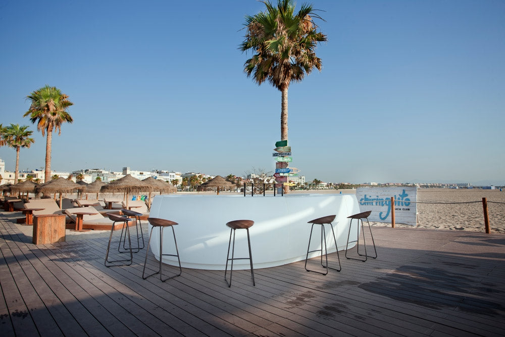 Bar Exterieur Fiesta (modules 180 et Curva Mat) par Vondom au Marina Beach Club de Valence en Espagne