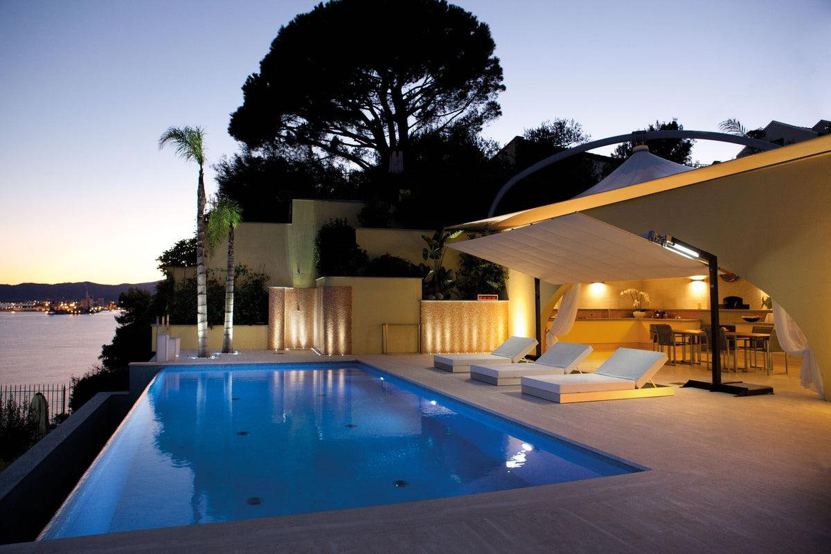 Le Parasol Flexy sera du plus bel effet dans les Espaces Exterieurs de votre Etablissement de Jour comme de Nuit 