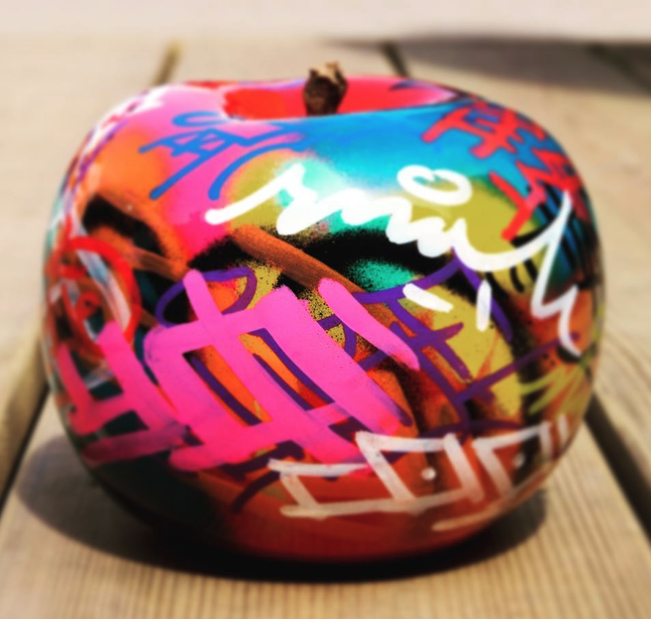 Apple Graffiti Sculpture bull & Stein