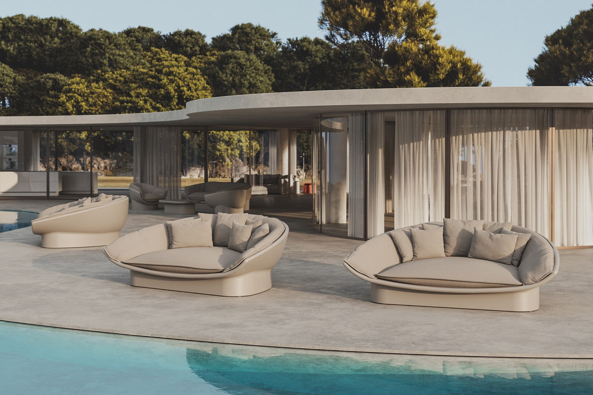 lit de jardin luna vondom sur une terrasse au bord de piscine