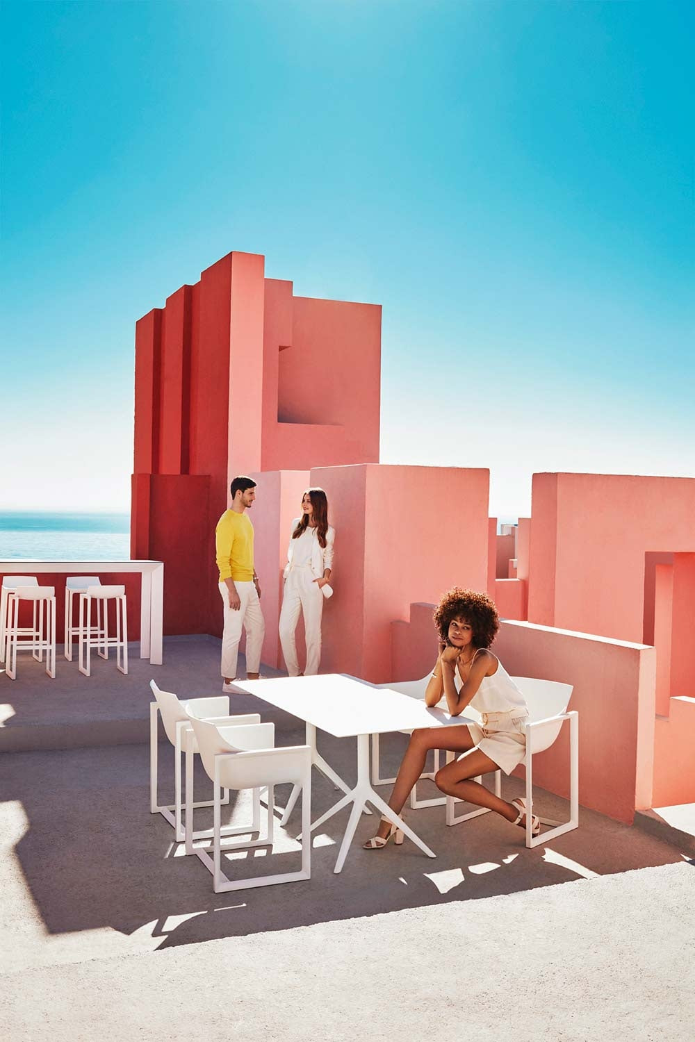 VONDOM WALLSTREET Chair with MARI-SOL 4 Table White Color