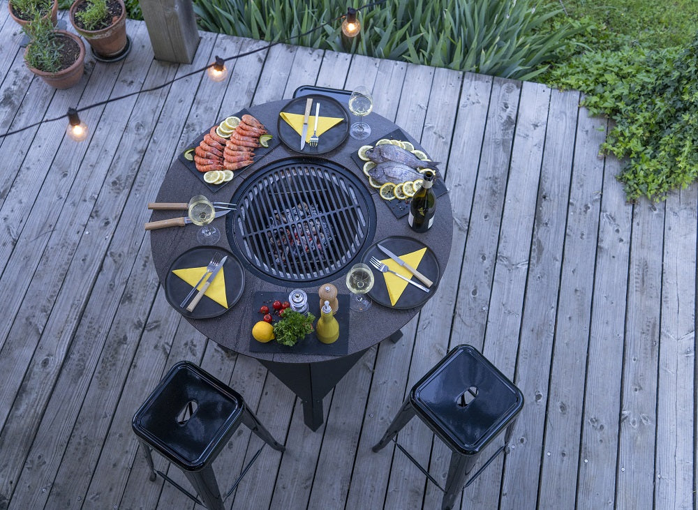 Terrasse de Restaurant avec table haute exterieur brasero barbecue au bois et grill MAGMA de VULX