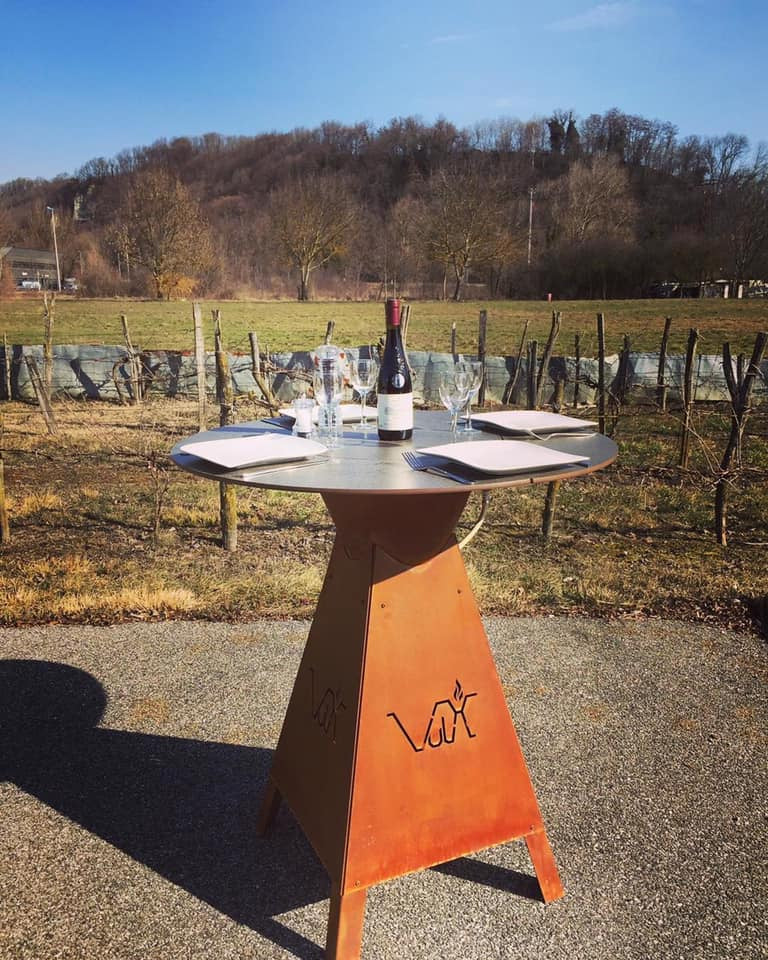 Le Brasero Barbecue MAGMA de VULX se transforme en table de restauration avec l'option couvercle en HPL