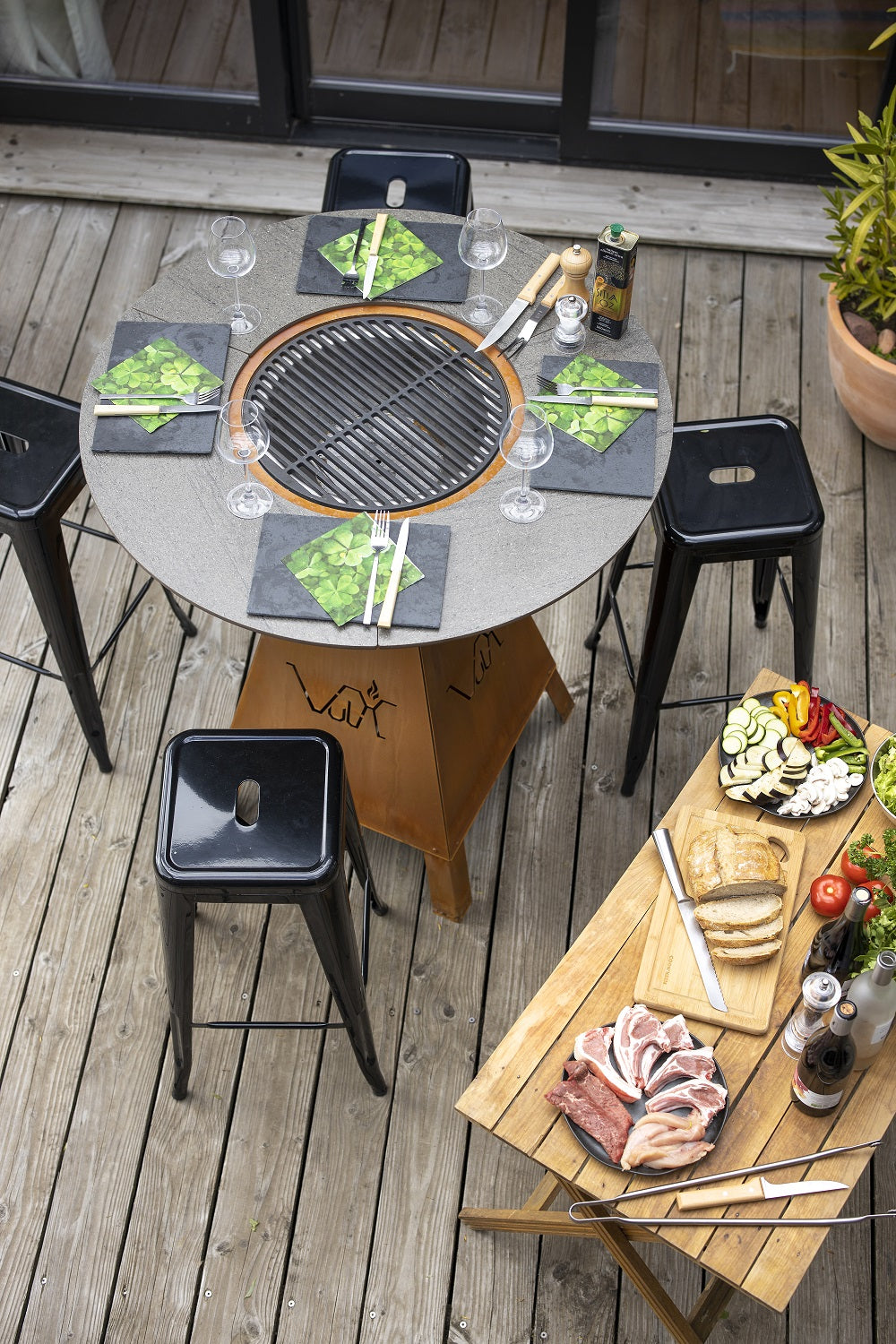 Table haute de restaurant 4 couverts avec barbecue au charbon de bois et brasero integre style industriel MAGMA HIGH de VULX