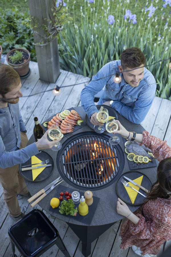 Convivialite autour de la table haute industrielle barbecue brasero MAGMA HIGH BOIS de VULX