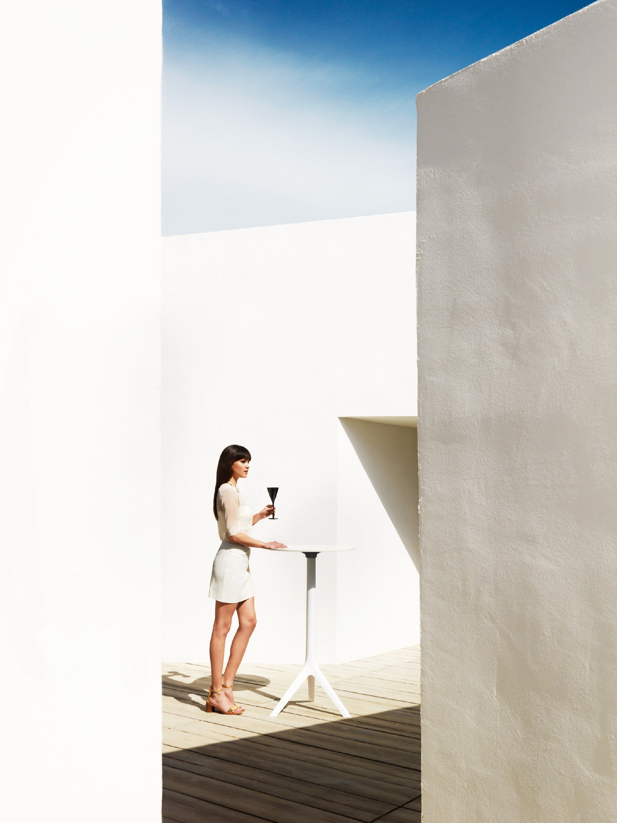 MARI-SOL Round Table with White HPL Table Top (Large Mari-Sol version)