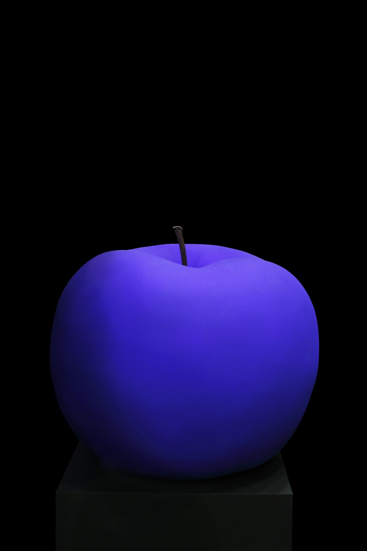 Pomme Bleu Lapis-lazuli Velours Mat Sculpture Extérieure Bull and Stein Lisa Pappon