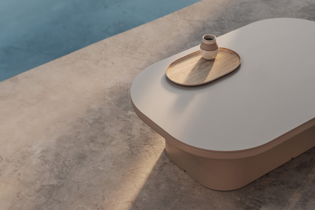 table basse intérieur extérieur luna vondom sur une terrasse avec un plateau posé