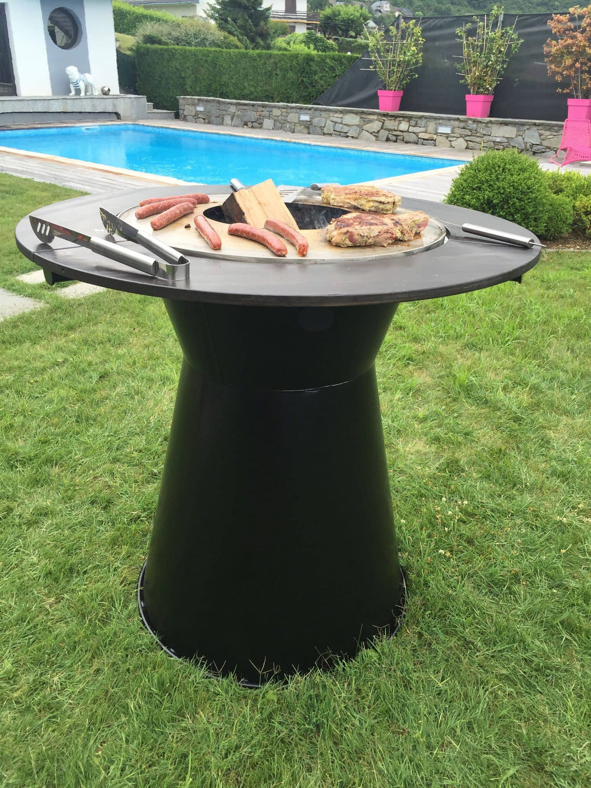 Preparation of a barbecue on the VULX FUSION HIGH wood-fired stand-up grill