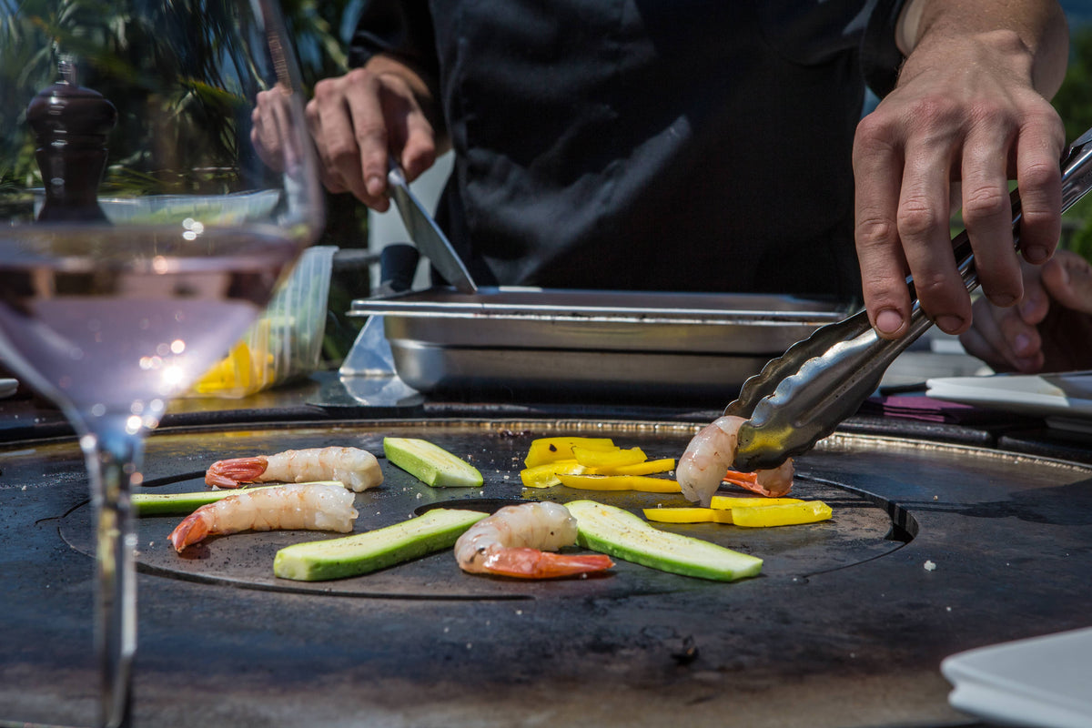 Cuisson de légumes et crustacés sur la Table plancha BBQ restaurant Fusion High Gaz de Vulx