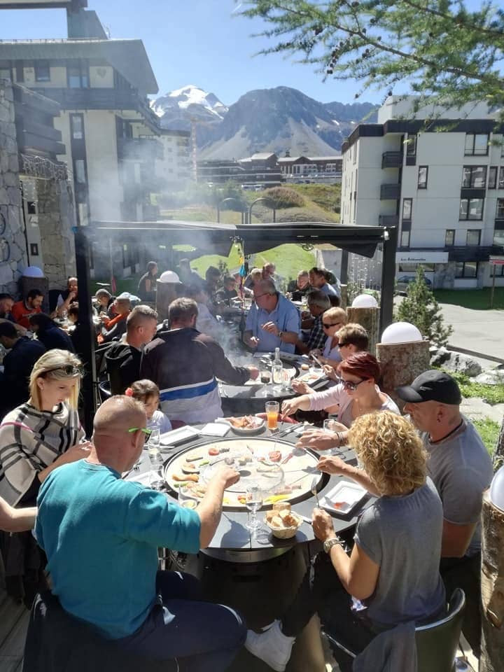 Terrasse de restaurant avec Tables hautes avec barbecue au gaz intégré FUSION High Gaz de VULX