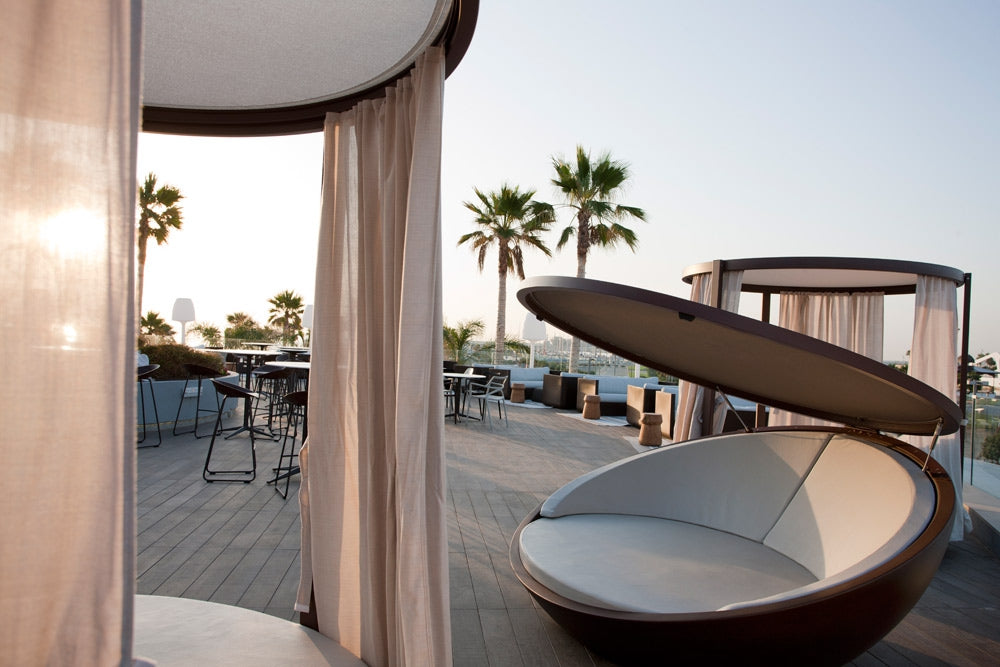 Bain de Soleil ULM avec Parasol et Pergola Ronde par Vondom au Marina Beach Club de Valence 