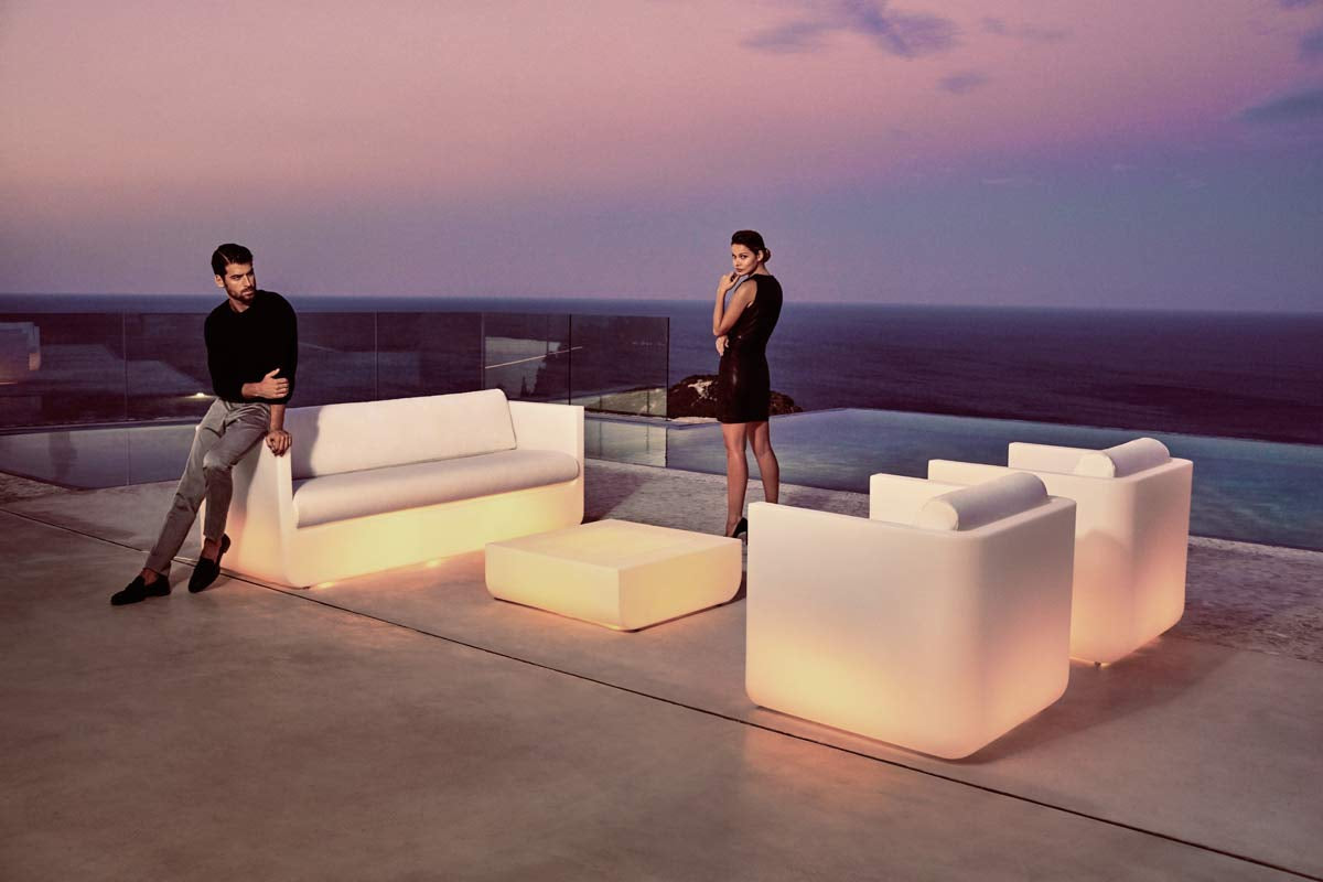 Salon d exterieur lumineux blanc avec Table Basse ULM de Vondom