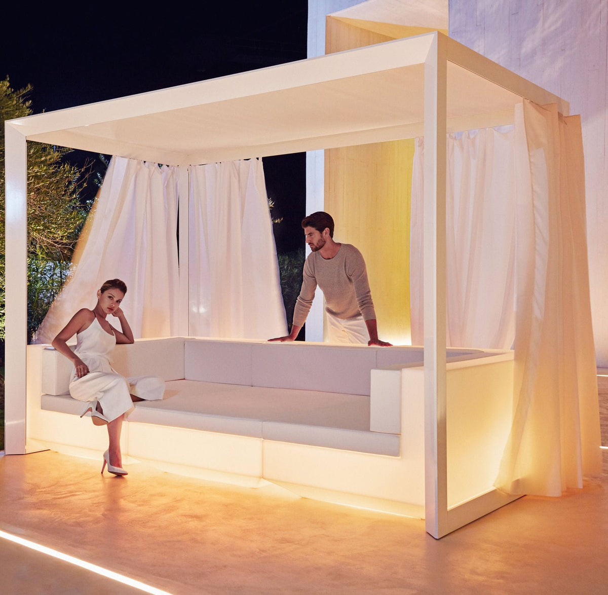 Pergola Vela Cenador and modular Vela Sofa Chaiselongue - Vondom