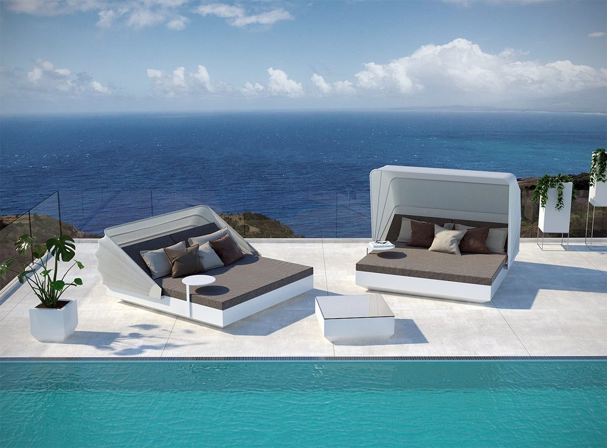 Double Canape Meridienne Reglable avec Dossiers et Parasol VELA Daybed de Vondom pour Hotel Lounge et Bords de Piscine 