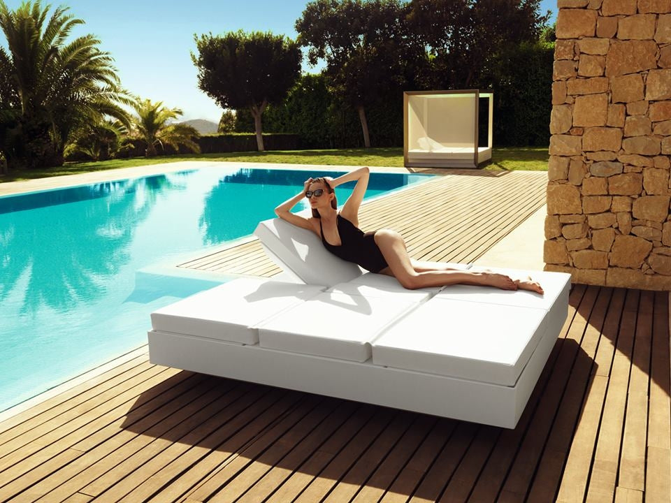 Le Lit de Jardin pour 2 Vela Daybed de Vondom sur Terrasse de Piscine