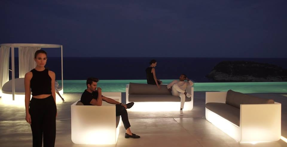 Méridienne VELA DAYBED Ronde A Rideaux Lumineuse Blanche et Dossier Inclinable et Sofas ULM Vondom