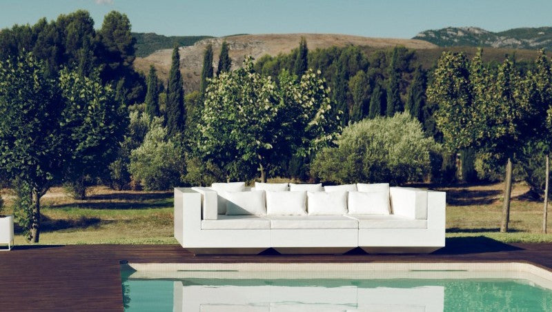 Trois Modules Combines de Meridiennes Droite Gauche et Central avec Coussins Vela Sofa Chaiselongue en Terrasse de Piscine