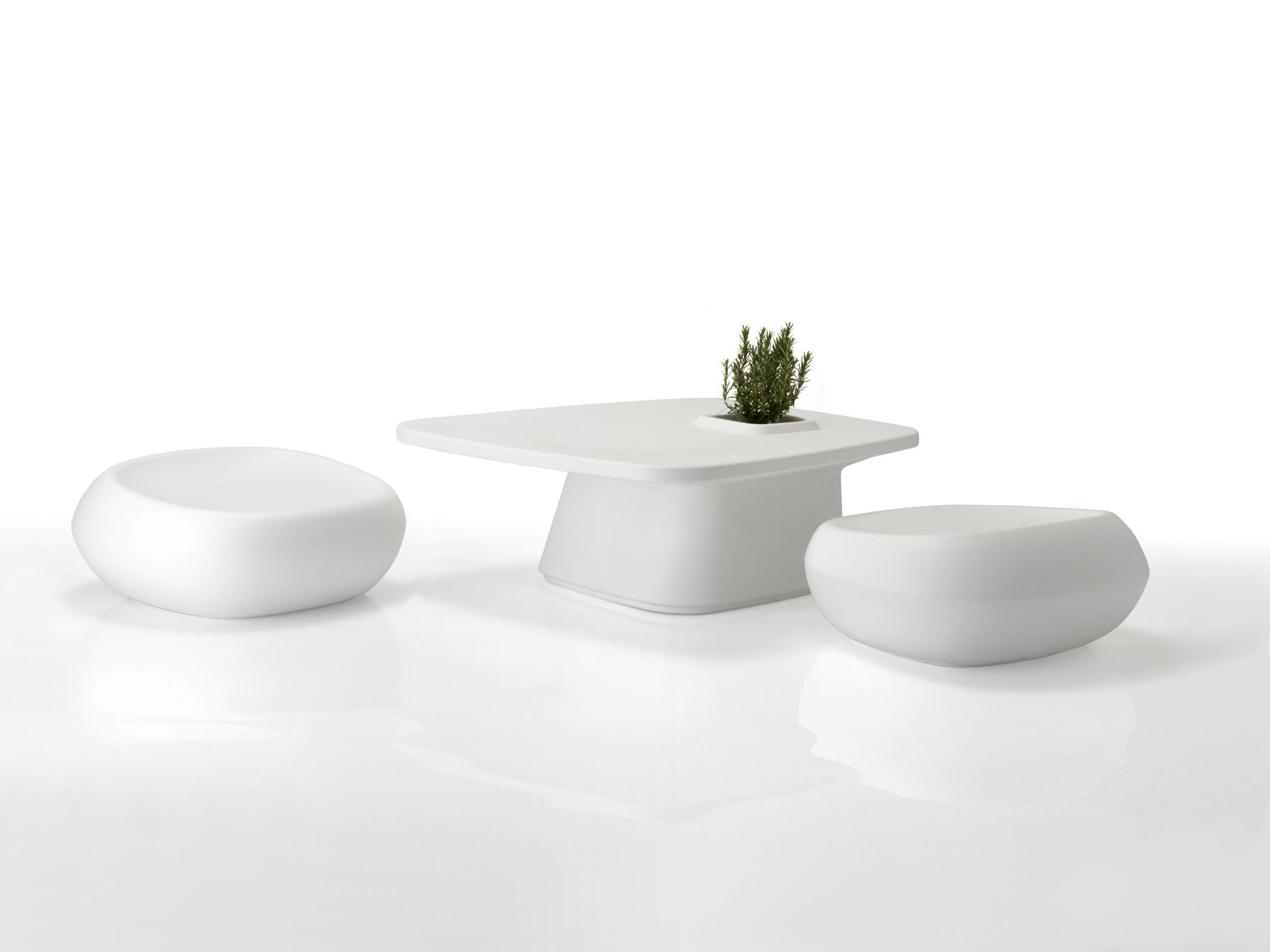 Gamme de meubles design Moma table basse et poufs Vondom