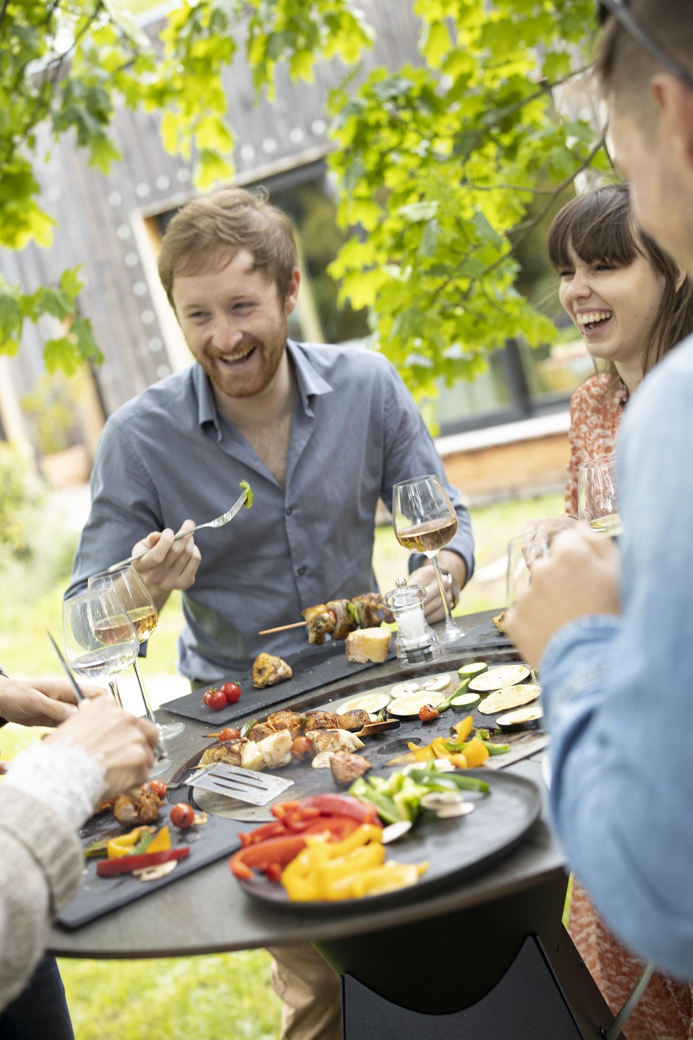 Cooking vegetables and kebabs on the Vulx MAGMA High Gas BBQ table for outdoor catering events and restaurant terraces