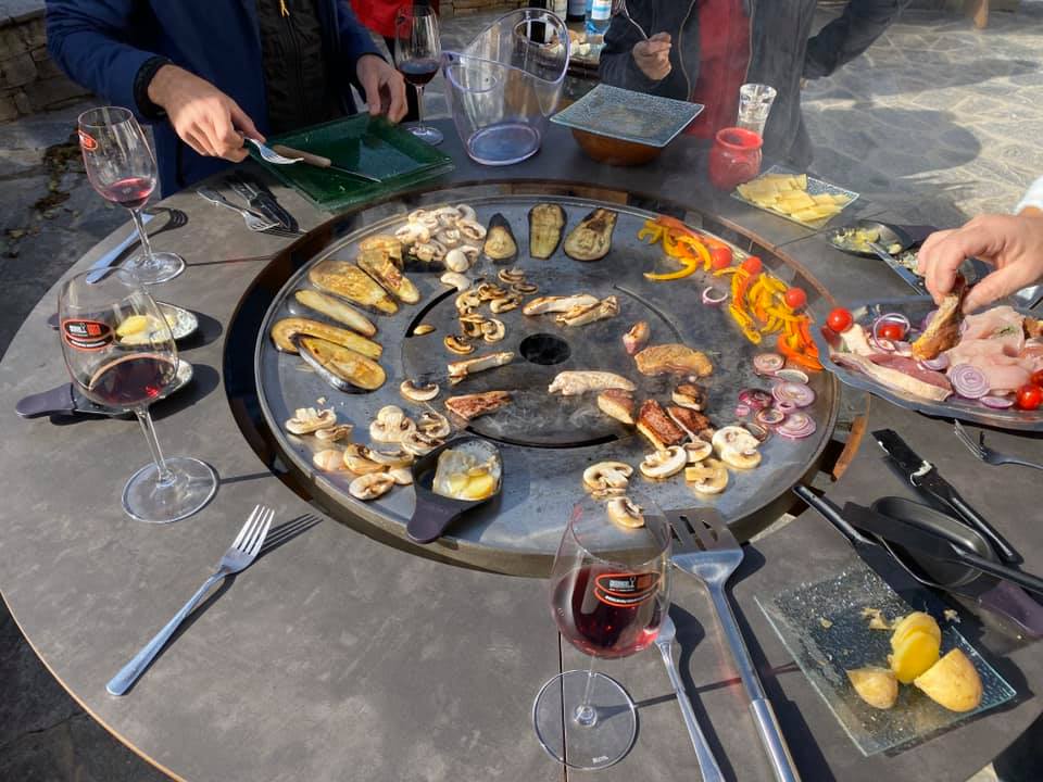 Table haute de restaurant avec plancha au gaz intégrée FUSION High Gaz de VULX